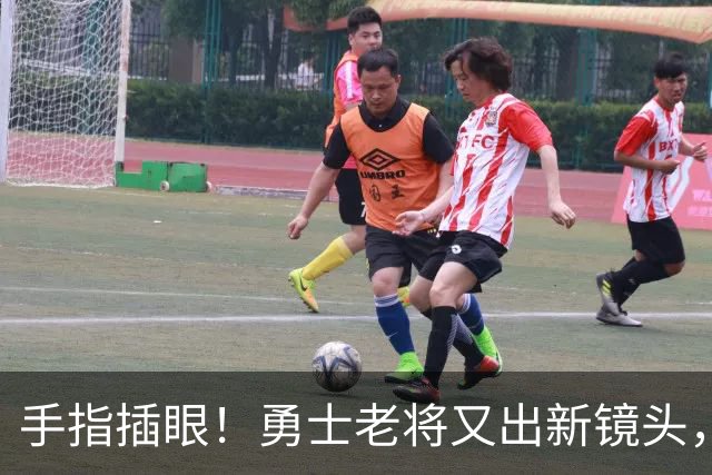 手指插眼！勇士老将又出新镜头，都没人管管他！